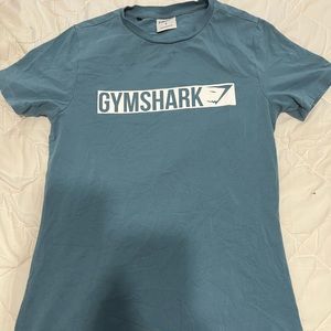 Gymshark shirt size small. I’m selling because I don’t wear it. Worn 3-4 times.